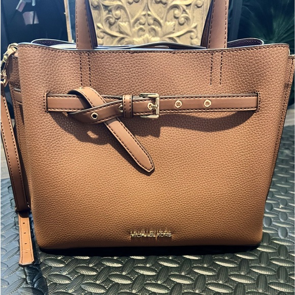 Michael Kors Handbags - MICHAEL KORS EMILIA LEATHER SATCHEL ❤️✨